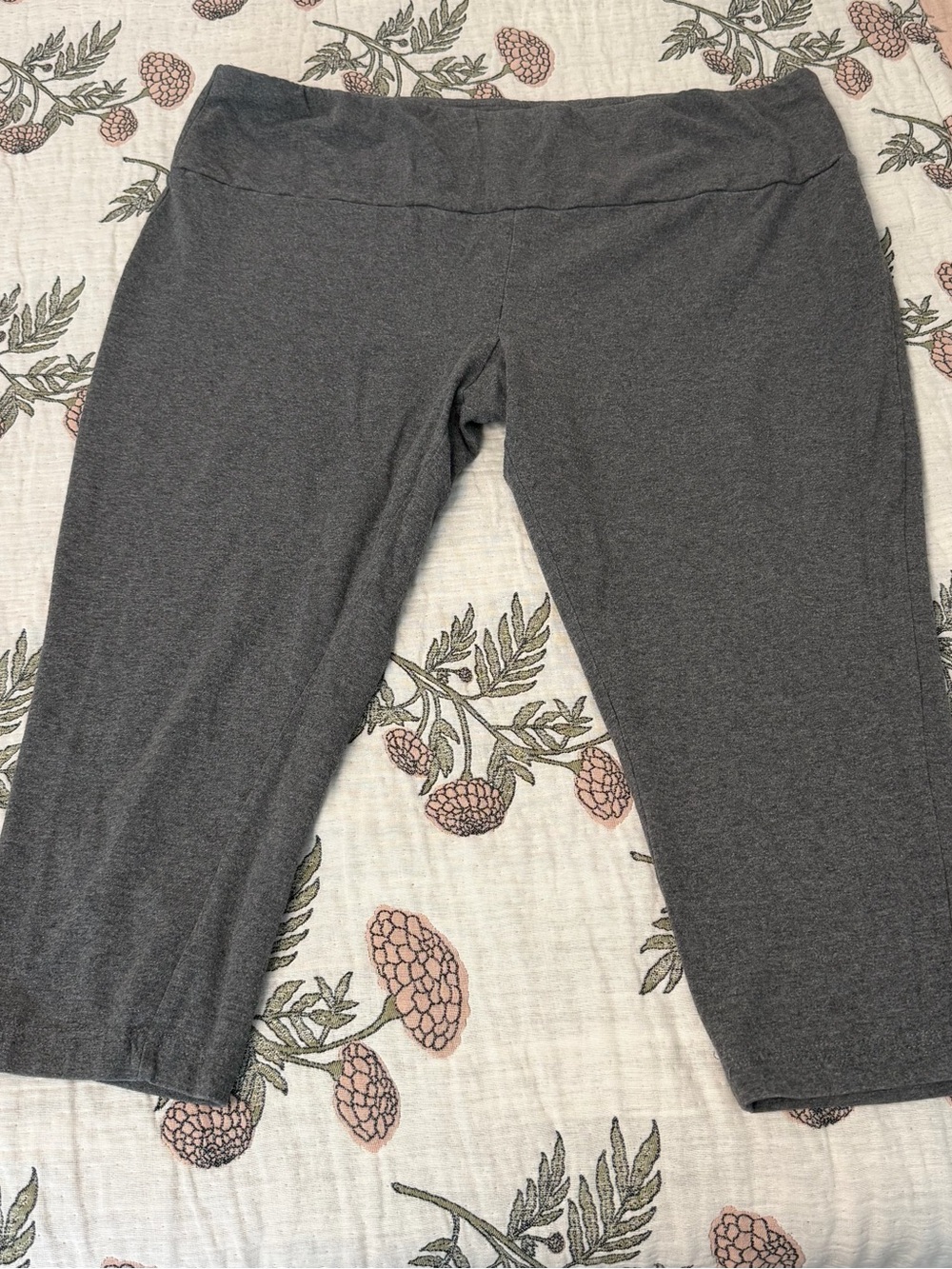 Woman’s Gray Stretch Capri Pants